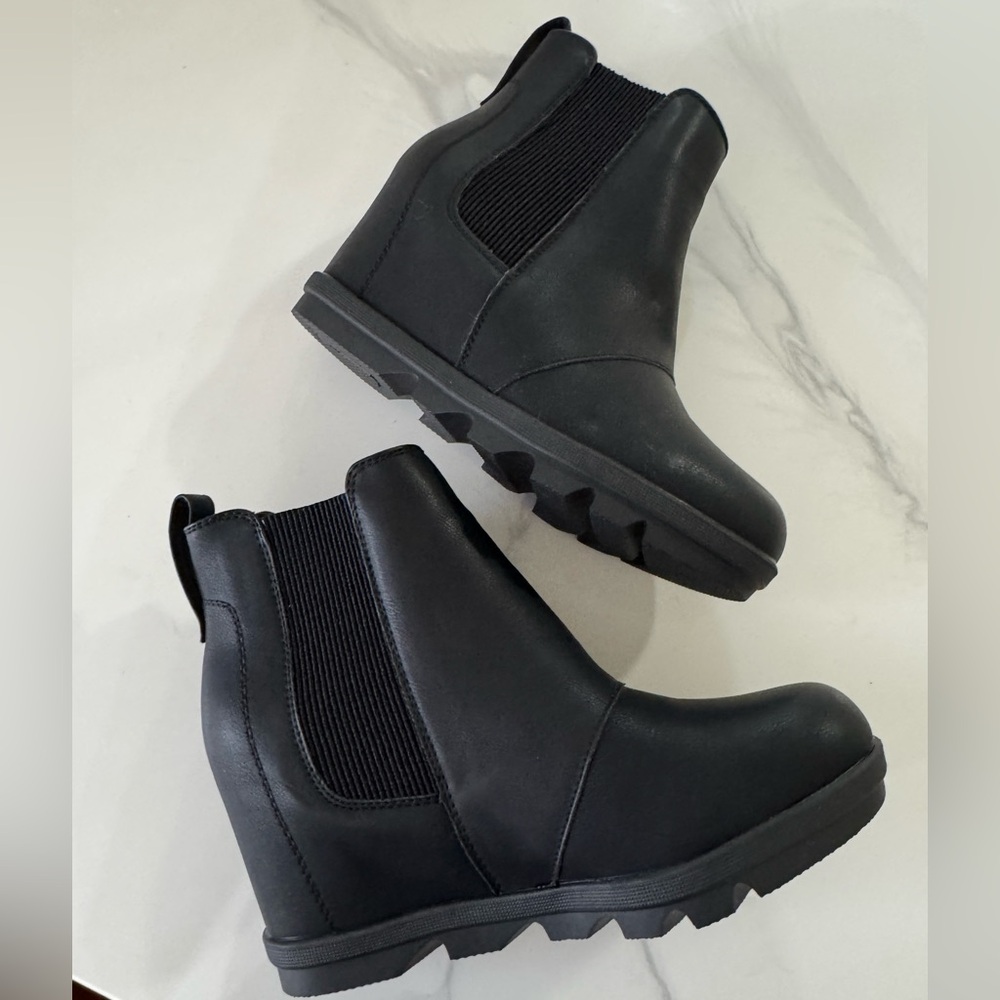 Women’s wedge bootie size 8